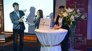 Piłkę na aukcję przekazał Hotel Gdańsk