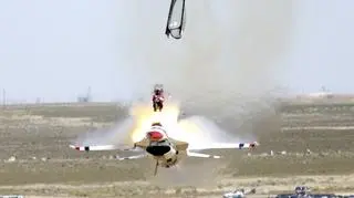 Pilot akrobacyjny wystrzeliwany z F-16 na fotelu katapultowanym. Sekundę później maszyna uderzyła w ziemię. Pilot przeżył