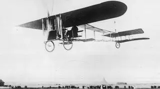 Pilot Louis Bleriot w samolocie Bleriot XI podczas lotu w 1929 roku