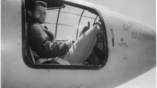 Pilota X-1 upchnięto w pozycji półleżącej przed wielkim zbiornikiem paliwa. Nie widział wiele do przodu ze względu na minimalistyczną owiewkę. 