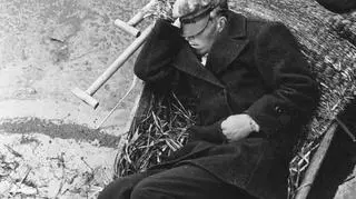 Pińsk, rybak śpiący w łodzi, 1941-07