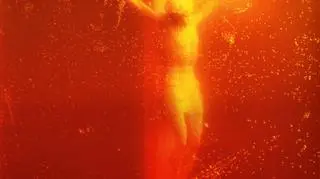 "Piss Christ" Andresa Serrano z 1987 roku. Ukrzyżowany Jezus pływający w moczu stał się jednym z największych kulturalnych skandali końca XX wieku