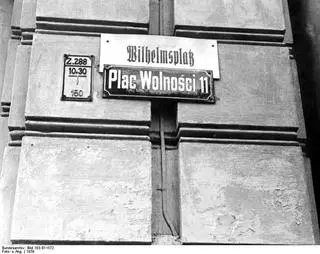 Plac Wolności - podwójne oznakowanie ulic