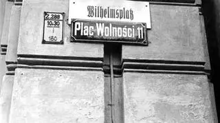 Plac Wolności - podwójne oznakowanie ulic