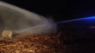 Płonące baloty siana