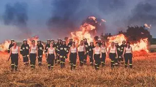 Płonące ściernisko, strażacy i druhny - tak wygląda sierpień