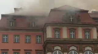 Płonie dach zabytkowego obiektu
