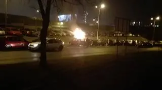 Płonie pierwszy samochód na osiedlu Roździeńskiego