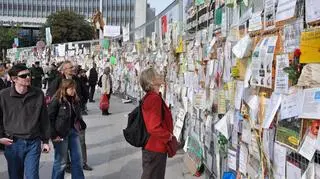 Płot wokół budowy pełen manifestów i deklaracji (Fot. Wikipedia)