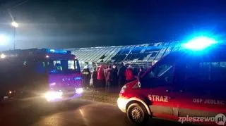 Po godz. 3 auto uderzyło w szklarnię