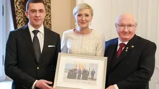 Po lewej fotograf Jacek Łabędzki, po prawej nabywca Marek Małecki