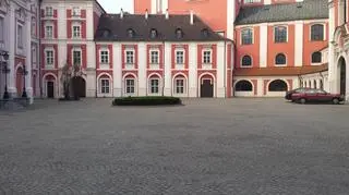 Po placu hulał wiatr