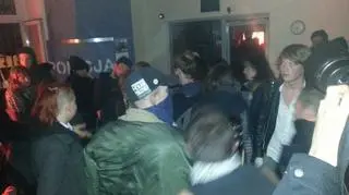 Po proteście część osób pojawiła się na komisariacie by poczekać na zatrzymanych kolegów