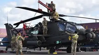 Po transporcie statkiem śmigłowce trzeba ponownie przygotować do lotu