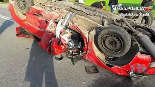 Po uderzeniu w barierki opel dachował