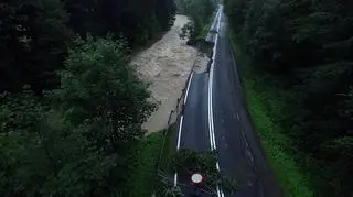 Po ulewach jezdnia nieopodal miejscowoci Szczawno osunęła się do rzeki