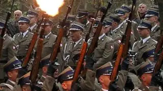 Pochówek odbył się z ceremoniałem wojskowym - oddano salwę honorwą
