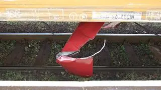 Pociąg ciągnął elementy samochodu do postoju (fot. policja Stargard Szczeciński)