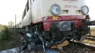 Pociąg po prostu zmiażdżył auto (fot. prezes)