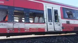 Pociąg po zderzeniu z ciężarówką 