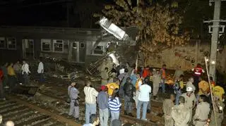 Pociąg podmiejski z ogromną siłą uderzył w pusty skład (PAP/EPA)