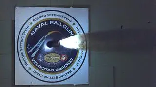 Pocisk wystrzelony z działa w locie (US Navy)