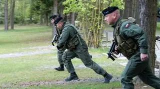 Początek konkursu strzelania z broni ręcznej. Polacy mają do dyspozycji pistolet maszynowy Glauberyt