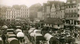 Pod koniec XIX wieku na placu, wśród maleńkich kamieniczek, rozwijał się handel
