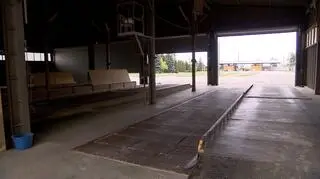 Pod koszem znajdują się taśmociągi, które transportują zboże do silosów