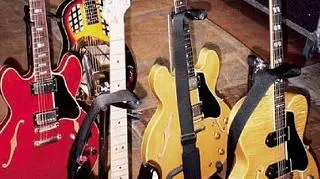 Pod młotek idzie ponad 70 gitar z kolekcji Claptona (fot. Bonhams)