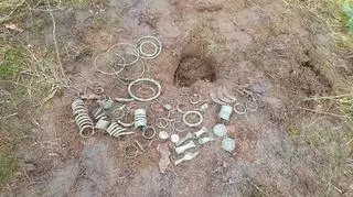 Pod ziemią było zakopane kilkadziesiąt przedmiotów