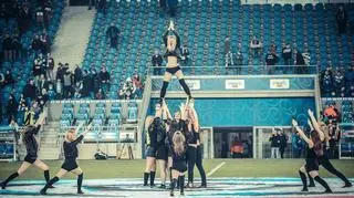 Podczas meczów występuje 16 dziewczyn 