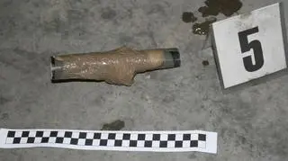Podczas meczu rzucano materiały pirotechniczne i inne przedmioty