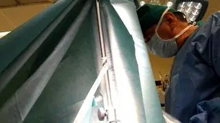 Podczas operacji lekarze zadawali chłopcu pytania, sam musiał też czytać książkę