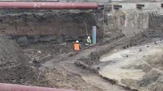 Podczas prac odkryto zachowane fragmenty średniowiecznej fosy