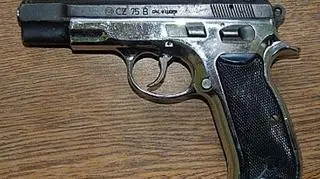 Podczas przeszukania detektywi znaleźli narkotyki i pistolet z ostrą amunicją (zdjęcie: policja.pl)