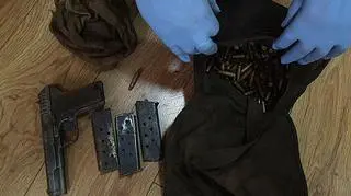 Podczas rozbiórki znaleziono pistolet z okresu wojny