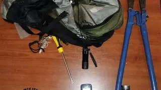 Podejrzenia policjantów wzbudziły wystające z plecaka nożyce do cięcia metalu 