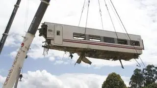Podnoszenie jednego z wagonów pociągu 