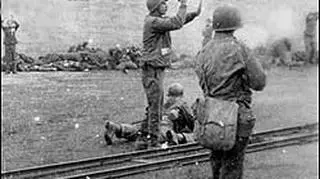 Podpułkownik Sparks powstrzymuje zabijanie "próbujących uciekać" Niemców. Jeden z kilku ocalałych kadrów z filmu, który został utajniony a następnie zaginął