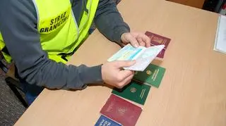 Podrabiano nie tylko polskie dokumenty (Fot