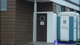 Podróżni musieli korzystać z przenośnych toalet