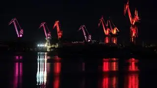 Podświetla 73 reflektorów