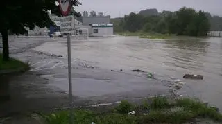 Podtopiony parking supermarketu w Sanoku (fot. Katarzyna)