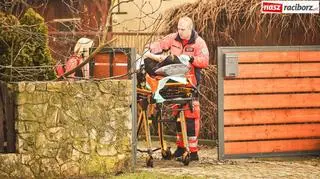 Pogotowie zabiera ranną w strzelaninie 53-latkę