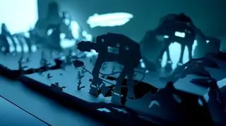 Pojazd bojowy AT-AT wycięty w papierze