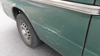 Pojazd podczas ucieczki uderzył w ogrodzenie