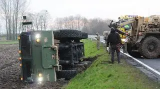 Pojazd przewrócił się na pole 