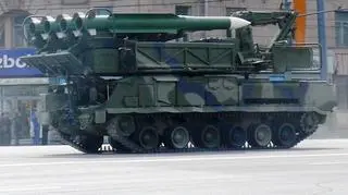Pojazd transportujący zapasowe rakiety dla wyrzutni Buk na paradzie w Moskwie w 2008 roku. Widoczne na nim rakiety są tymi, które według Ałmaz-Antej od 1999 roku nie znajdują się na stanie rosyjskiego wojska
