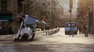 Pojazd wyposażony jest w technologię Active Lean, dzięki której wychyla się w zakrętach pod kątem nawet 45 stopni